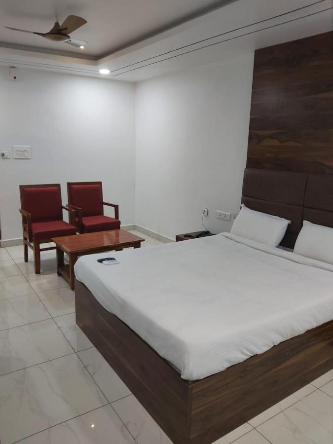 Hotel Sahasra Dla Varangal Kültér fotó