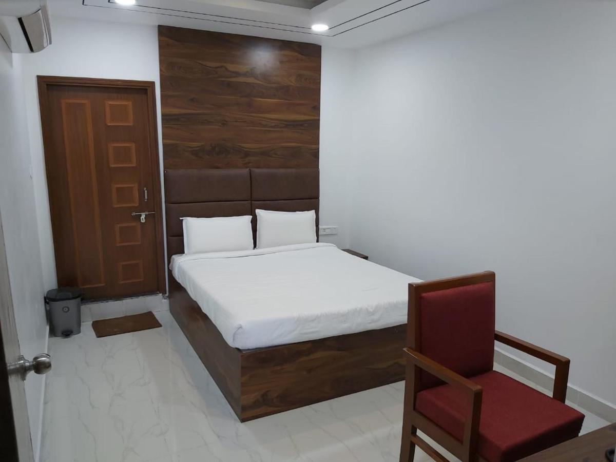 Hotel Sahasra Dla Varangal Kültér fotó